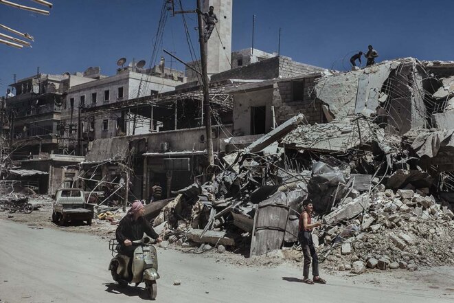 Alep (Syrie) 03/05/2015 – Les passants regardent les décombres de l’école détruite par une bombe baril © Emin Ozmen / Le Journal / Sipa Alep (Syrie) 03/05/2015 – Les passants regardent les décombres de l’école détruite par une bombe baril © Emin Ozmen / Le Journal / Sipa